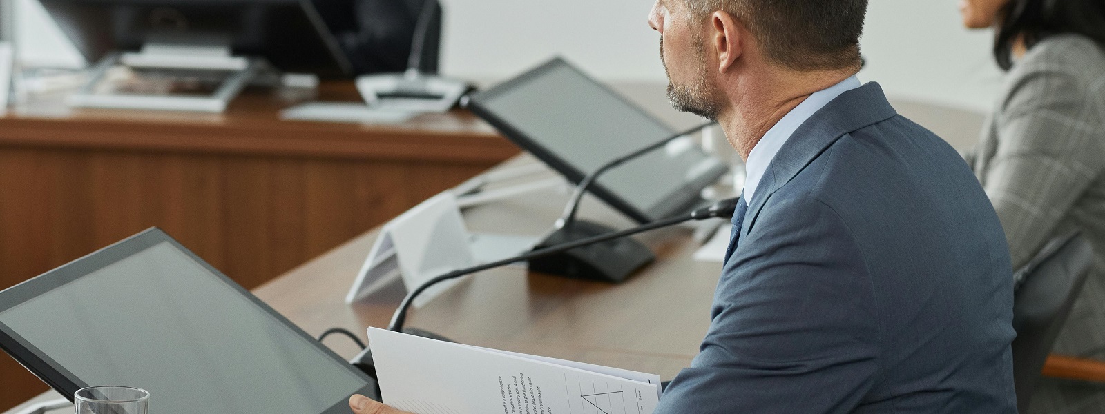 <p>La facturaci&oacute;n electr&oacute;nica podr&aacute; realizarse mediante la soluci&oacute;n p&uacute;blica de facturaci&oacute;n electr&oacute;nica, mediante&nbsp;plataformas privadas de facturaci&oacute;n electr&oacute;nica o mediante la combinaci&oacute;n de ambas v&iacute;as.</p>

<p>Las pymes deben optar sin dudar por la opci&oacute;n p&uacute;blicam, quiz&aacute; con&nbsp;peque&ntilde;os&nbsp;complementos espec&iacute;ficos admitidos por la AEAT. La&nbsp;alternativa privada&nbsp;tendr&aacute; un coste y una incertidumbre t&eacute;cnica y f&iacute;scal dificilmente asumible para una empresa de peque&ntilde;o o mediano tama&ntilde;o.</p>
